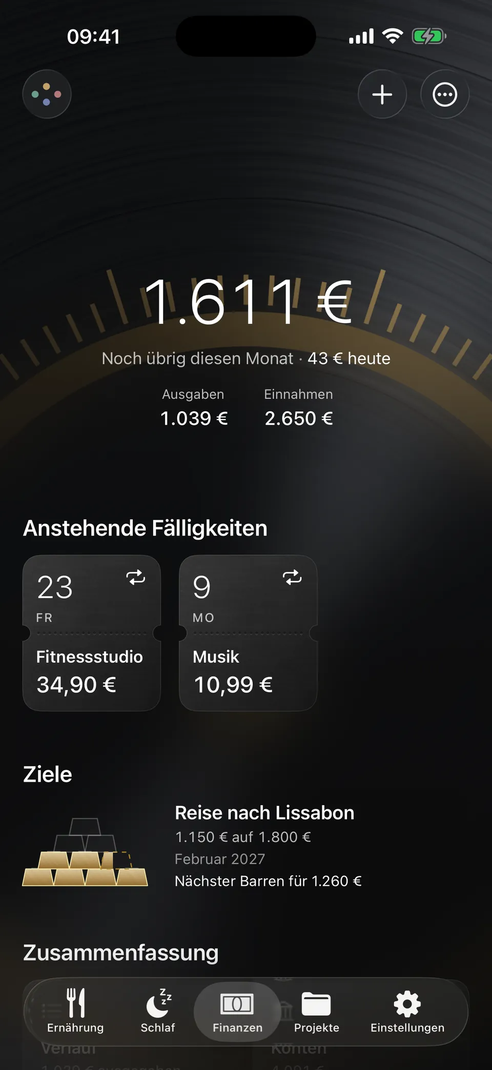 In Leum legt der Assistent eine Ausgabe vom Wochenmarkt ab und sagt, was im Lebensmittel-Umschlag bleibt.