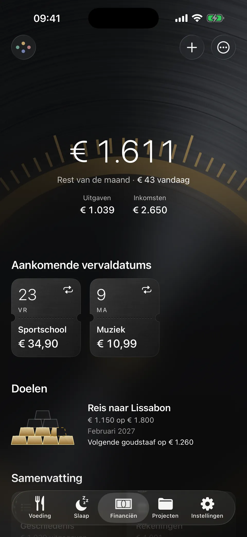 In Leum legt de assistent een uitgave op de markt vast en zegt wat er in de envelop Boodschappen overblijft.