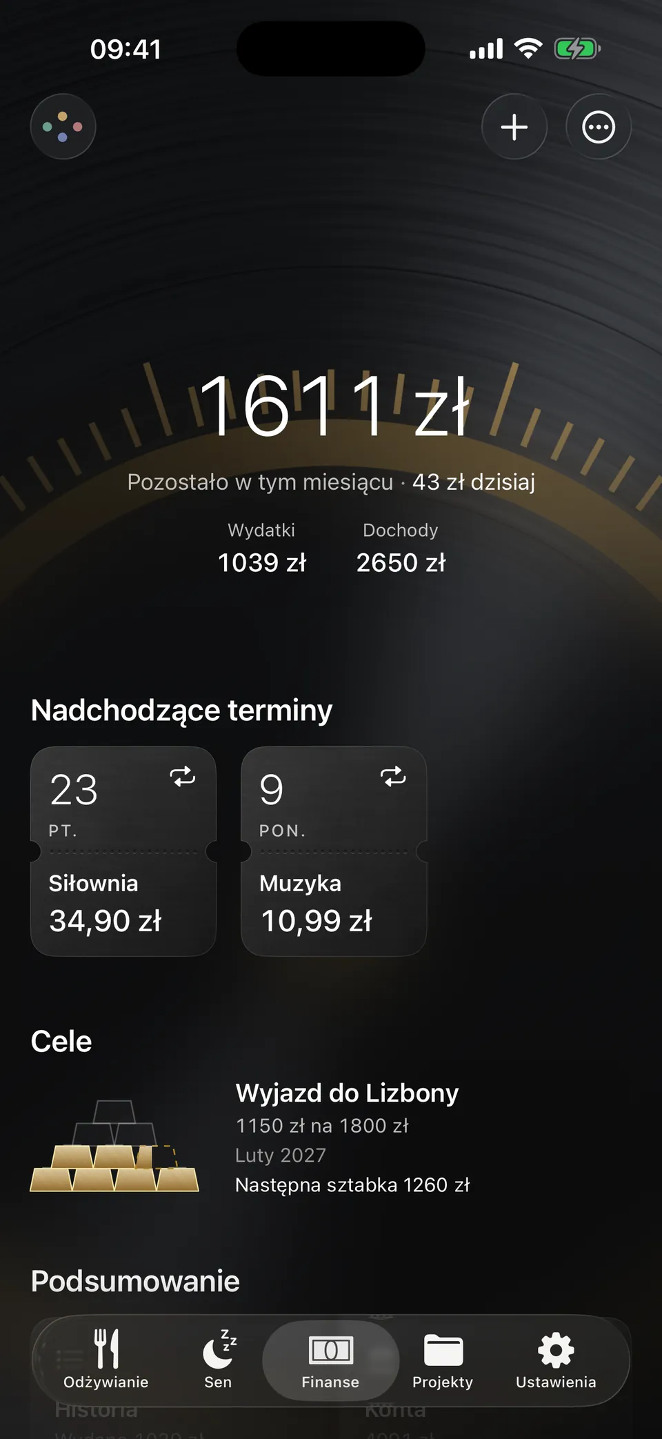 W Leum asystent zapisuje wydatek z targu i mówi, ile zostało w kopercie Jedzenie.